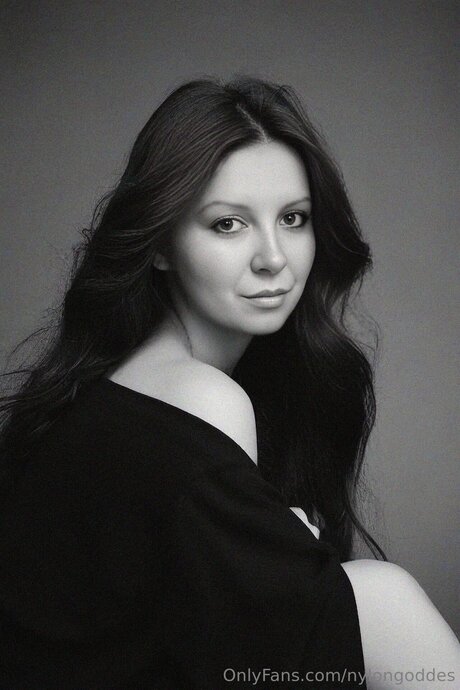 Nylongoddes OnlyFans Fotos