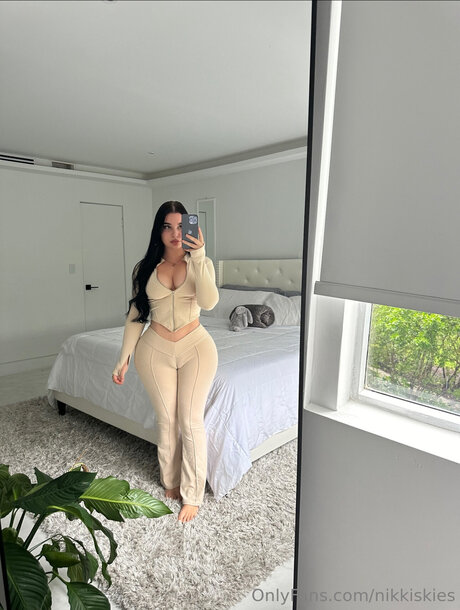 Nikkiskies OnlyFans Brüste Bild