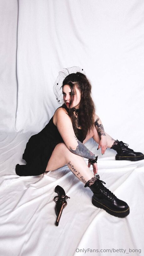 Betty Bong Leaks von Nacktbildern auf OnlyFans