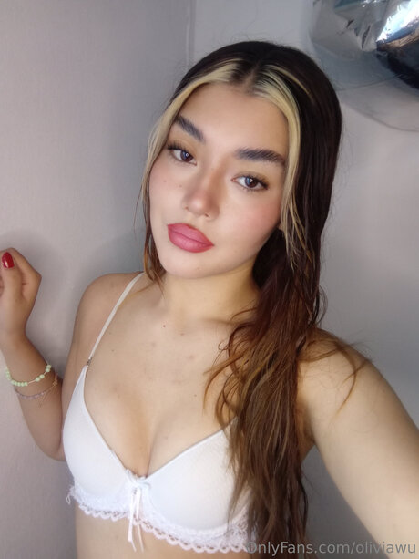 Oliviawu OnlyFans Model Bilder
