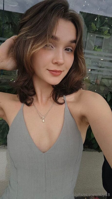 Llily18 OnlyFans Strip