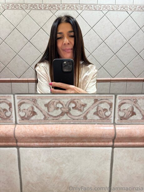 Mammacinzia Nacktpornos auf OnlyFans