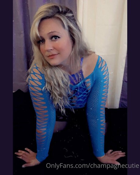 Champagnecutie OnlyFans Model Fotos