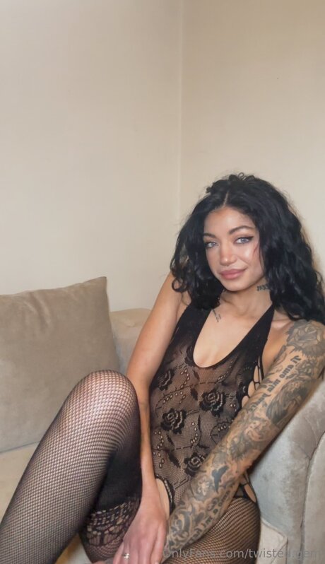 Twisted Gem OnlyFans nackte Brüste