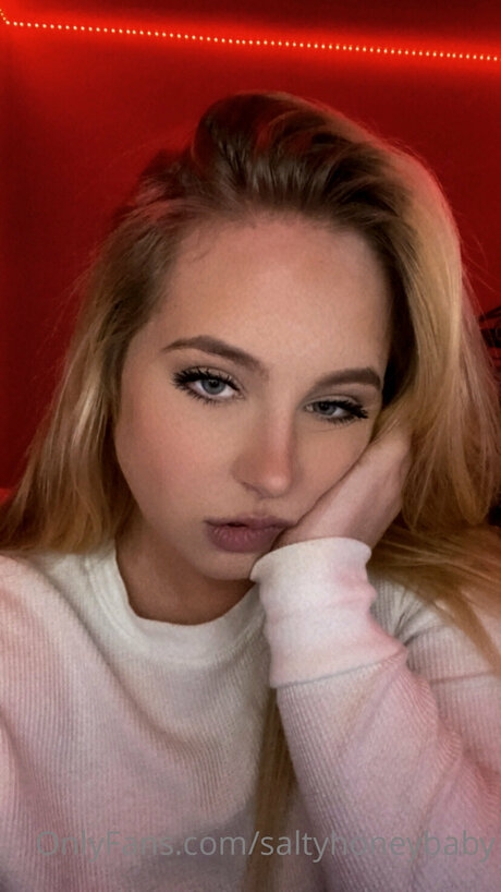 Saltyhoneybaby Leak von OnlyFans-Inhalten