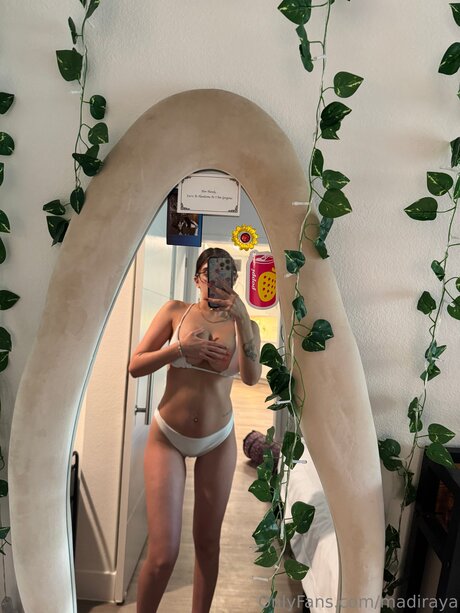 Laylarayaa OnlyFans schlank