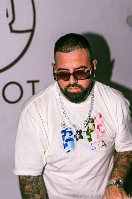 Airmaxbull OnlyFans Leaj