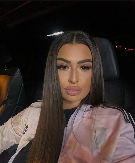 _b miruna OnlyFans schlank