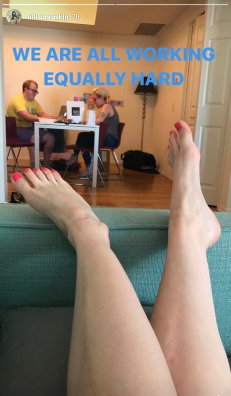 Allison Raskin Oben ohne OnlyFans