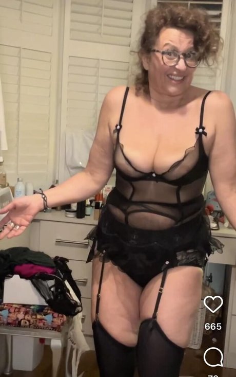 Nadia Sawalha Model OnlyFans Foto