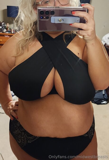 Midwestbreasts Leaks von Nacktbildern auf OnlyFans