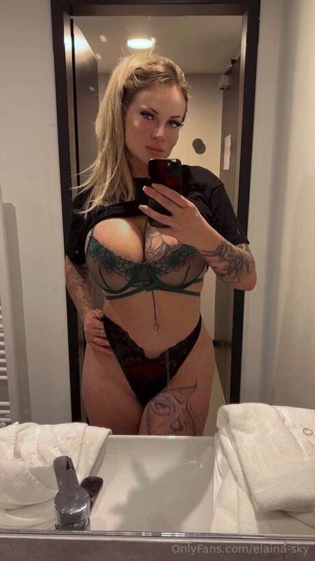Elaina Sky Nackt auf OnlyFans
