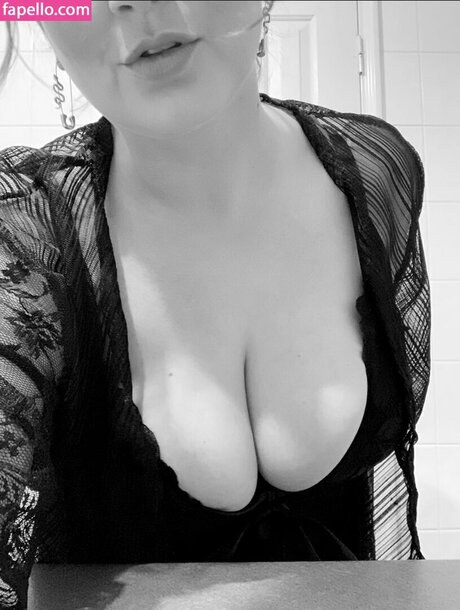 Sophie Bonjour OnlyFans Striptease