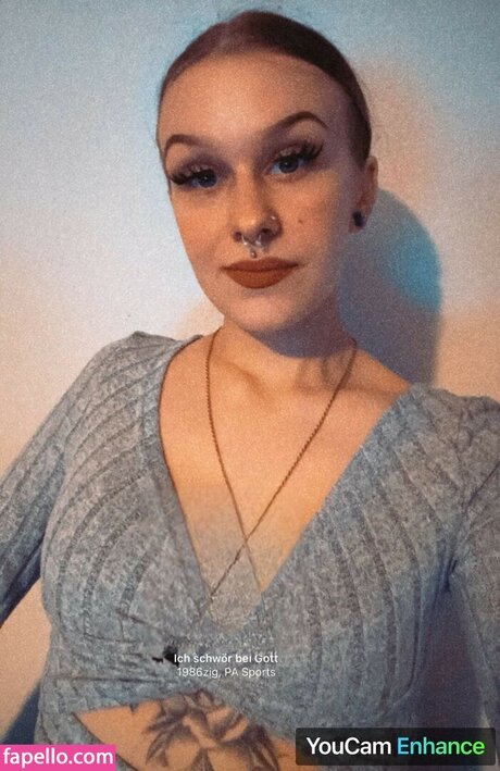 _a x n x OnlyFans Model Bilder