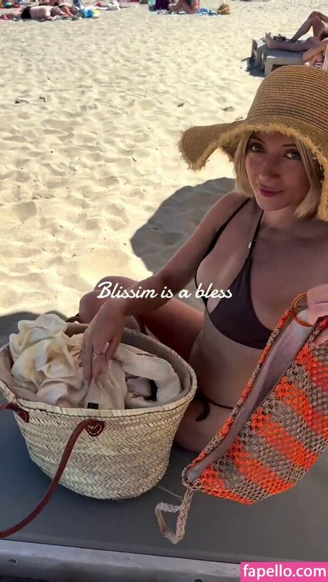 Hello__iris Porn OnlyFans Leak