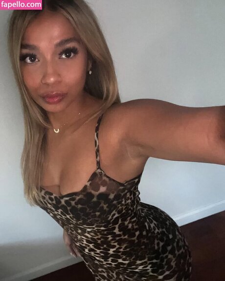 Fairine Bhuiyan Oben ohne OnlyFans