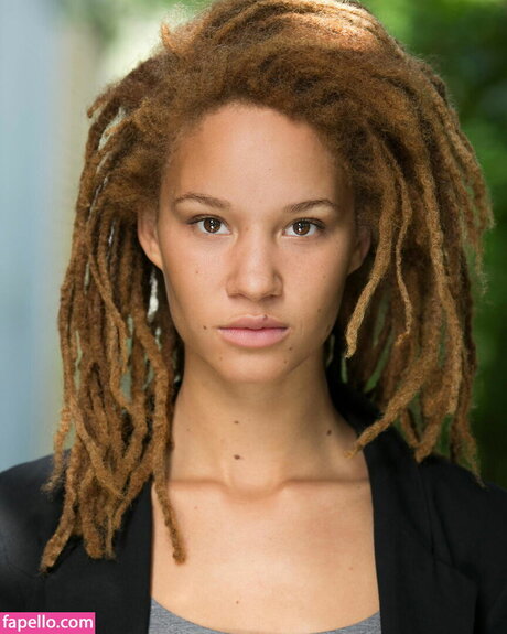 Ayoola Smart Nacktbilder OnlyFans geleakt