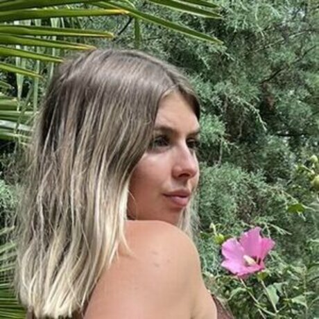 tenielleburgess OnlyFans Striptease