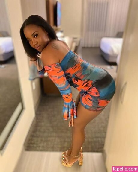 Chef Madam Nacktbilder auf OnlyFans