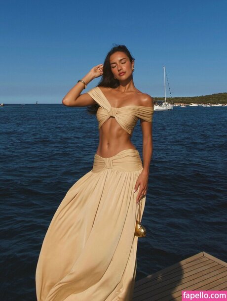 Alexandra Saint Mleux OnlyFans Strip