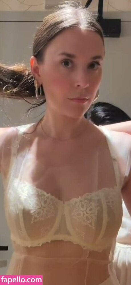 Sara Anne Leeds OnlyFans Striptease