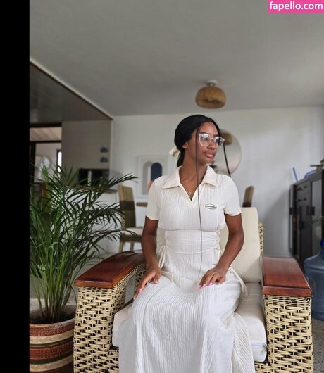 Jessica Nahomy OnlyFans Model Bilder