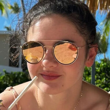 Abbi Pulling OnlyFans nackte Brüste