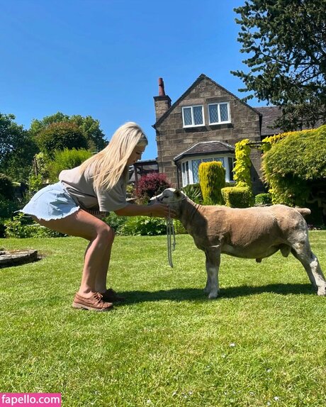 Harriet Cowan From Clarkson s Farm Nacktbilder von OnlyFans