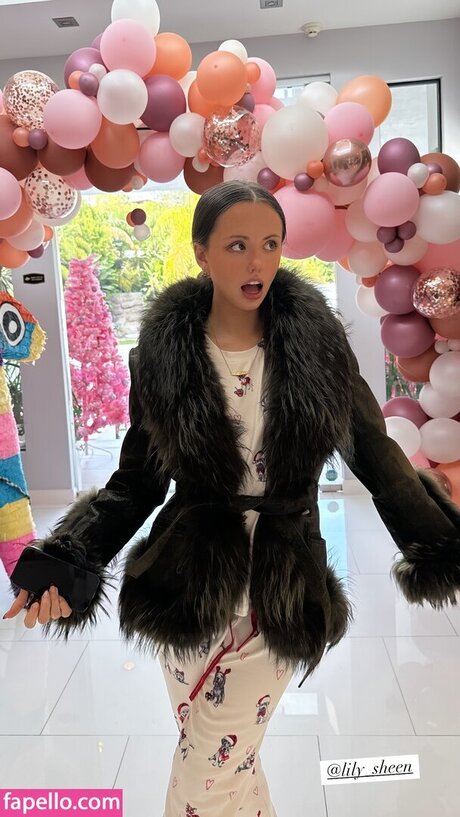 Lily Mo Sheen Oben ohne OnlyFans