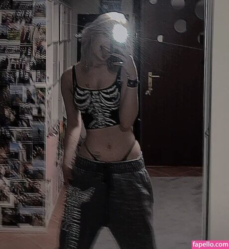 sky stn_ OnlyFans Brüste Bild