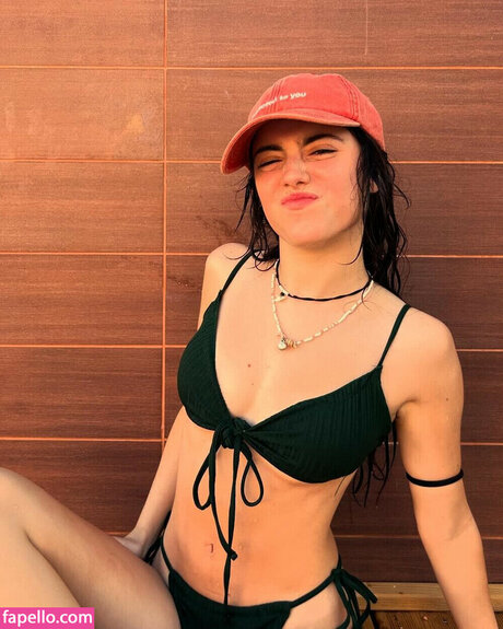 Madalena Arag o OnlyFans Strip