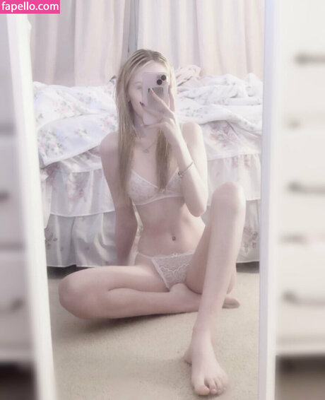 evieleafie OnlyFans nackte Brüste