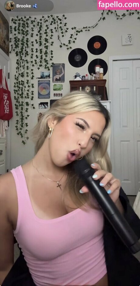 Cloud ASMR OnlyFans Fotos