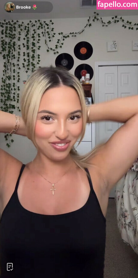 Cloud ASMR Nacktbilder von OnlyFans geleakt