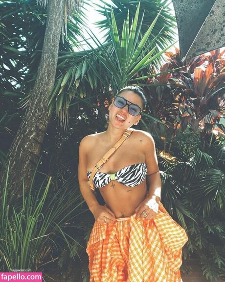 Ella Ding OnlyFans Model Bilder