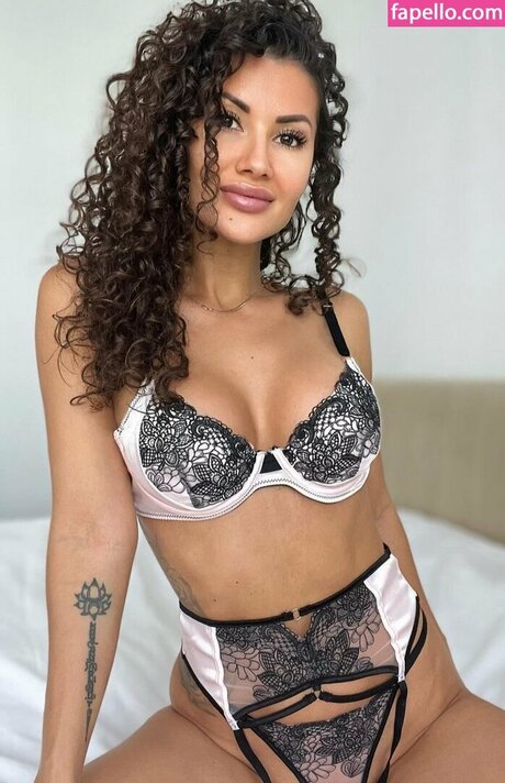 Curly Amelia OnlyFans Leak
