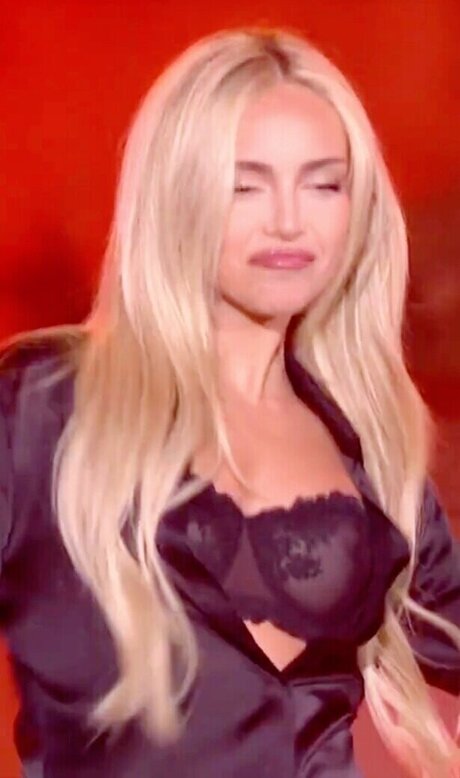 Ana Mena OnlyFans Model Bilder