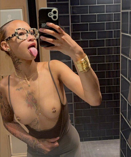 Peaches km OnlyFans Bilder