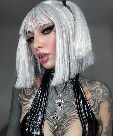 Divinajuventu OnlyFans Nacktbilder geleakt