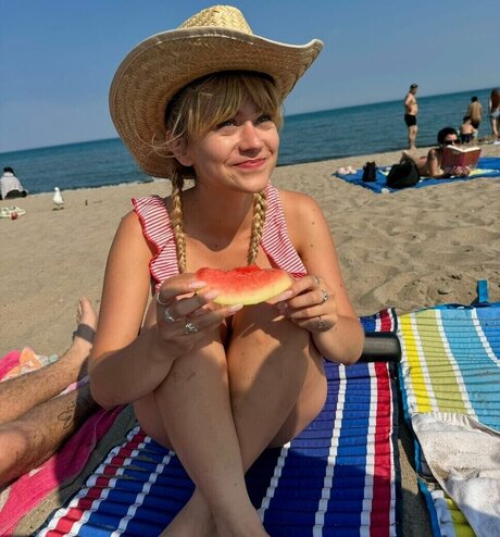 Ella Ballentine OnlyFans Model Fotos