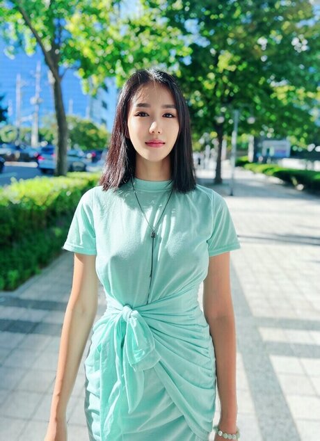 Thea Lee OnlyFans Leaj