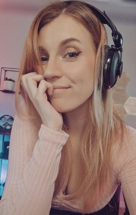 Inzaynia OnlyFans Brüste Bild