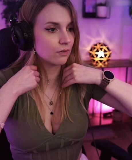 Inzaynia OnlyFans nackte Brüste