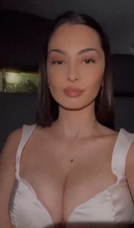 Adelaide T Leaks von OnlyFans