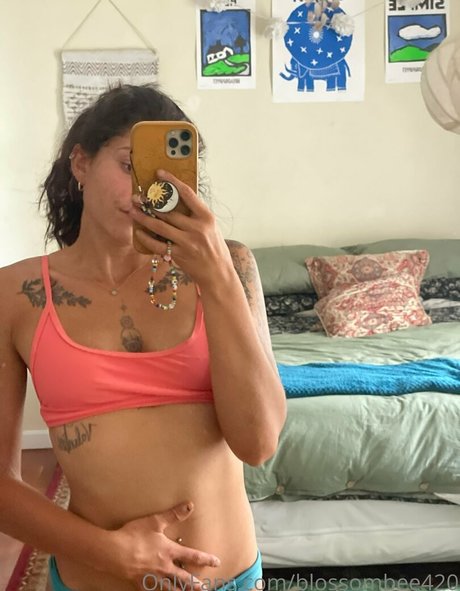 blossombee420 OnlyFans-Leaks