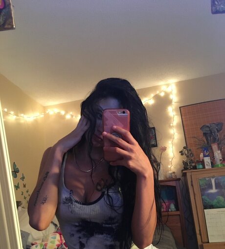 L0nely tar OnlyFans-Bilder geleakt