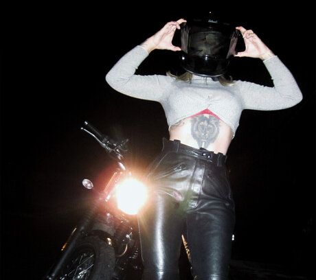 Thr0ttle Th0ttie OnlyFans Striptease