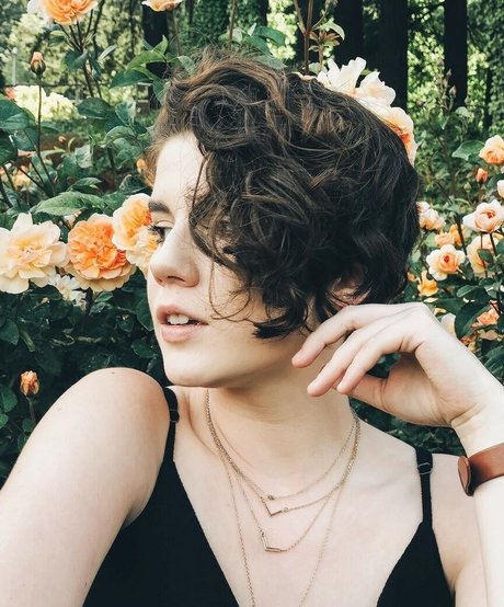 bekleidete onlyfans heiß Bild