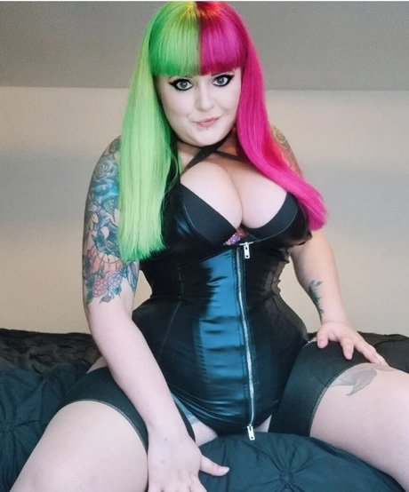 Gothabilly queen Nacktbilder von OnlyFans