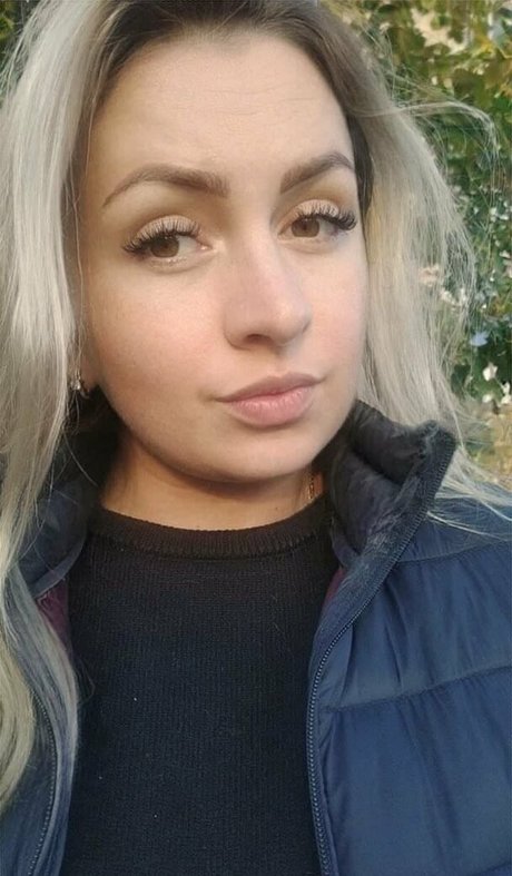 anna bellla OnlyFans schlank